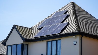 Gezinnen betalen straks meer voor hun eigen zonnestroom
